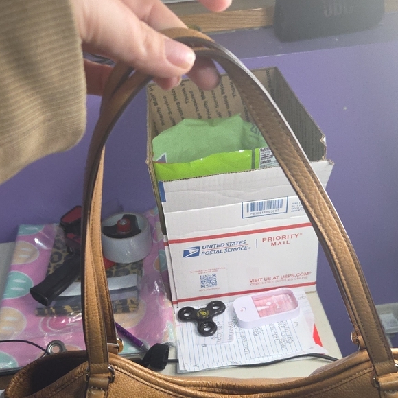 Tory Burch Tan Shoulder Bag Like New condition . - Picture 3 of 10